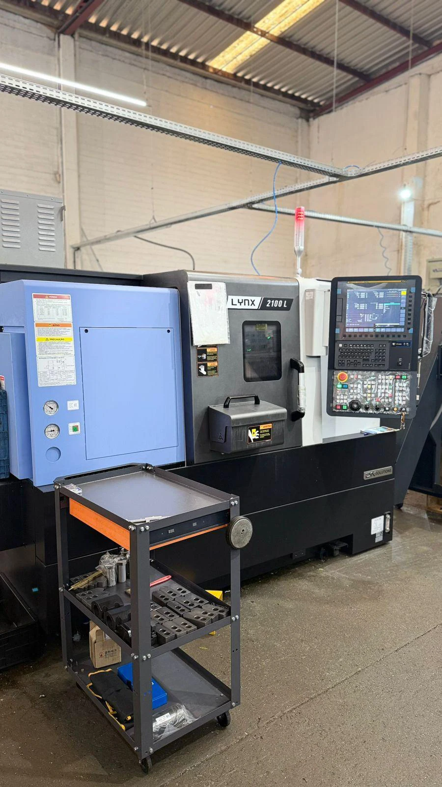 Torno CNC na área de produção